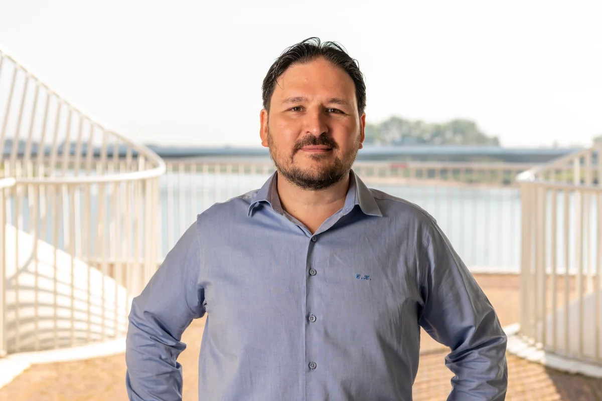 Ertug Kosmaci, eigenaar LoonBox en Registerbelastingadviseur, op de brug in Nijmegen